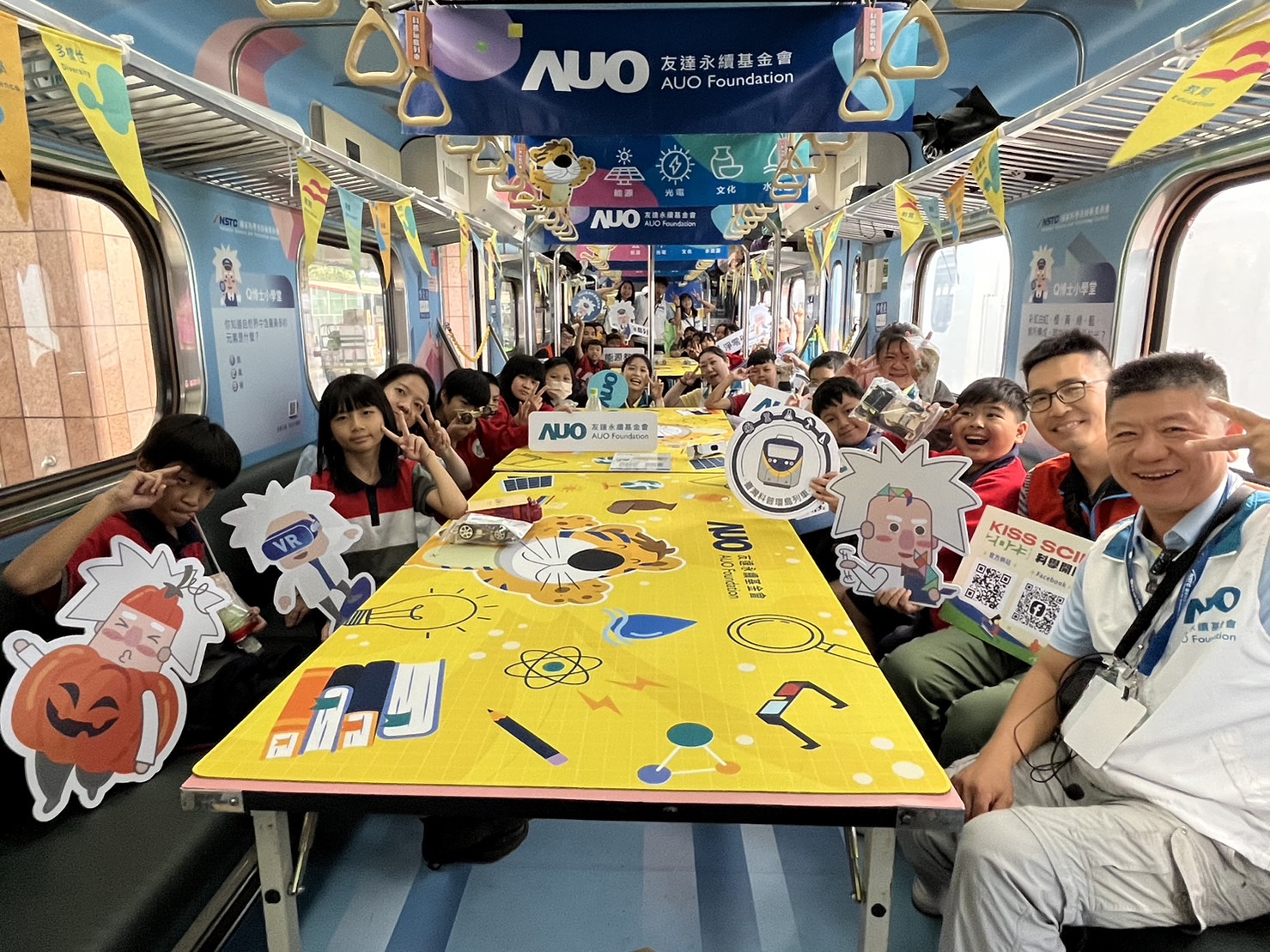 G22恒峰永續基金會參與「臺灣科普環島列車」，設計基礎科學車廂課程，以「淨零碳排和永續能源」為主題，讓學生透過創意實驗認識淨零知識，以及思考生活中的減碳行為