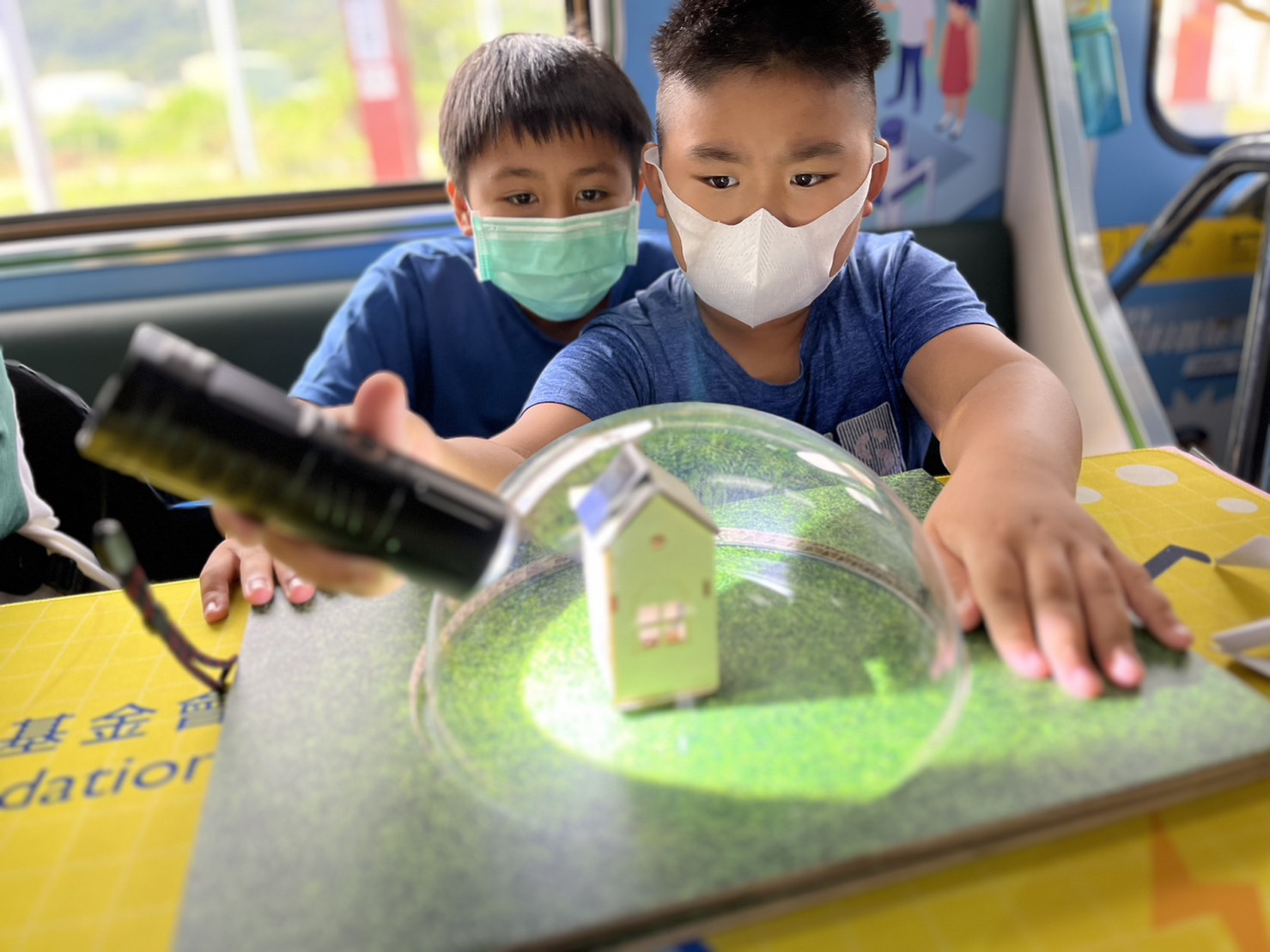 G22恒峰參與基礎科學主題車廂，以STEAM教學精神，設計「逐日科學家」、「太陽能工程師」以及「淨零建築師」三大能源科普課程和實驗